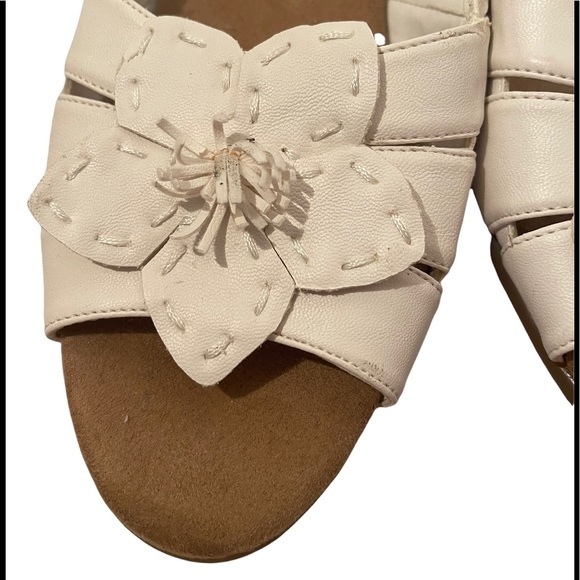 A2 by Aerosoles White Flower Open Toed Shoes Size 7.5 - Picture 6 of 6